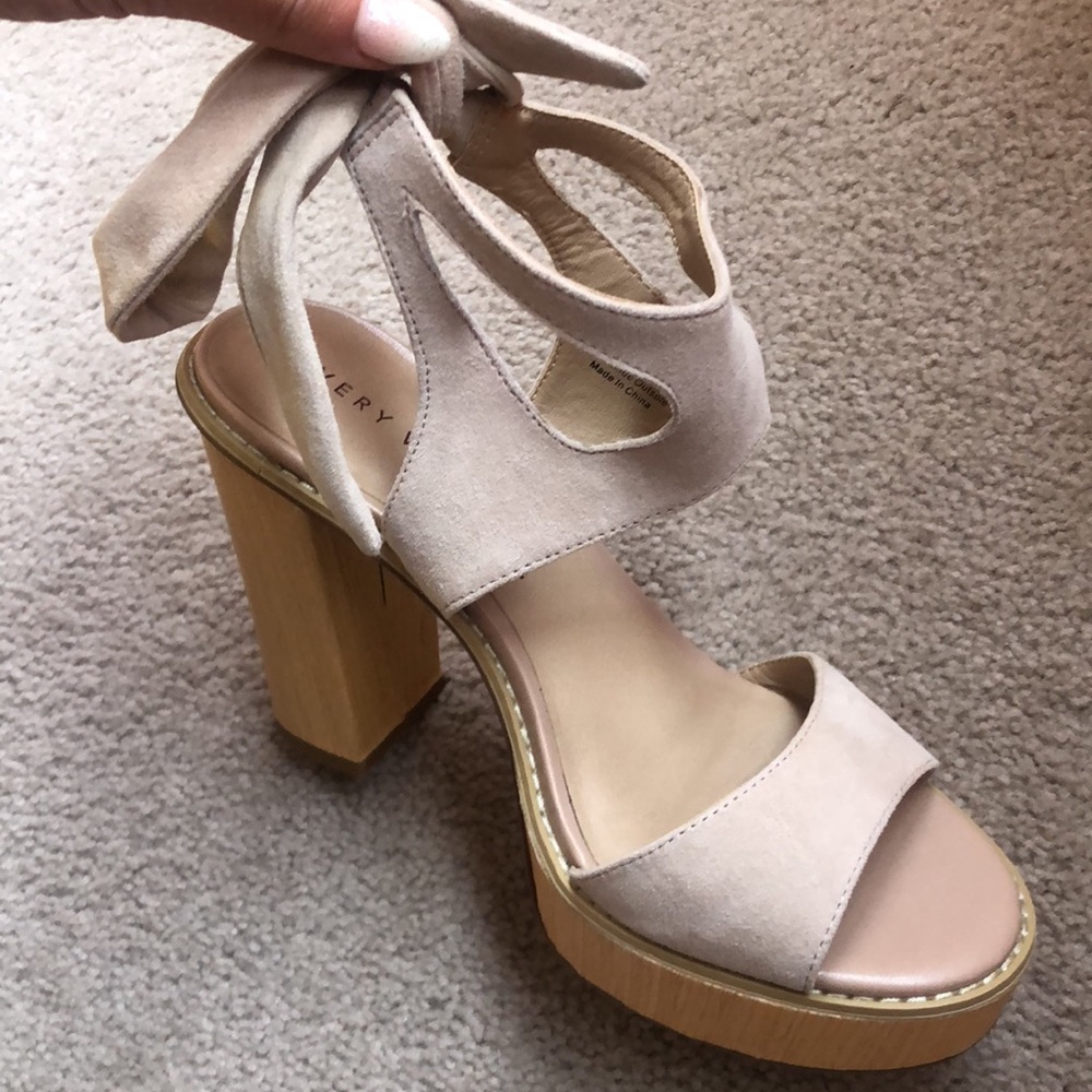 Size 8 // Very Volatile Los Angeles